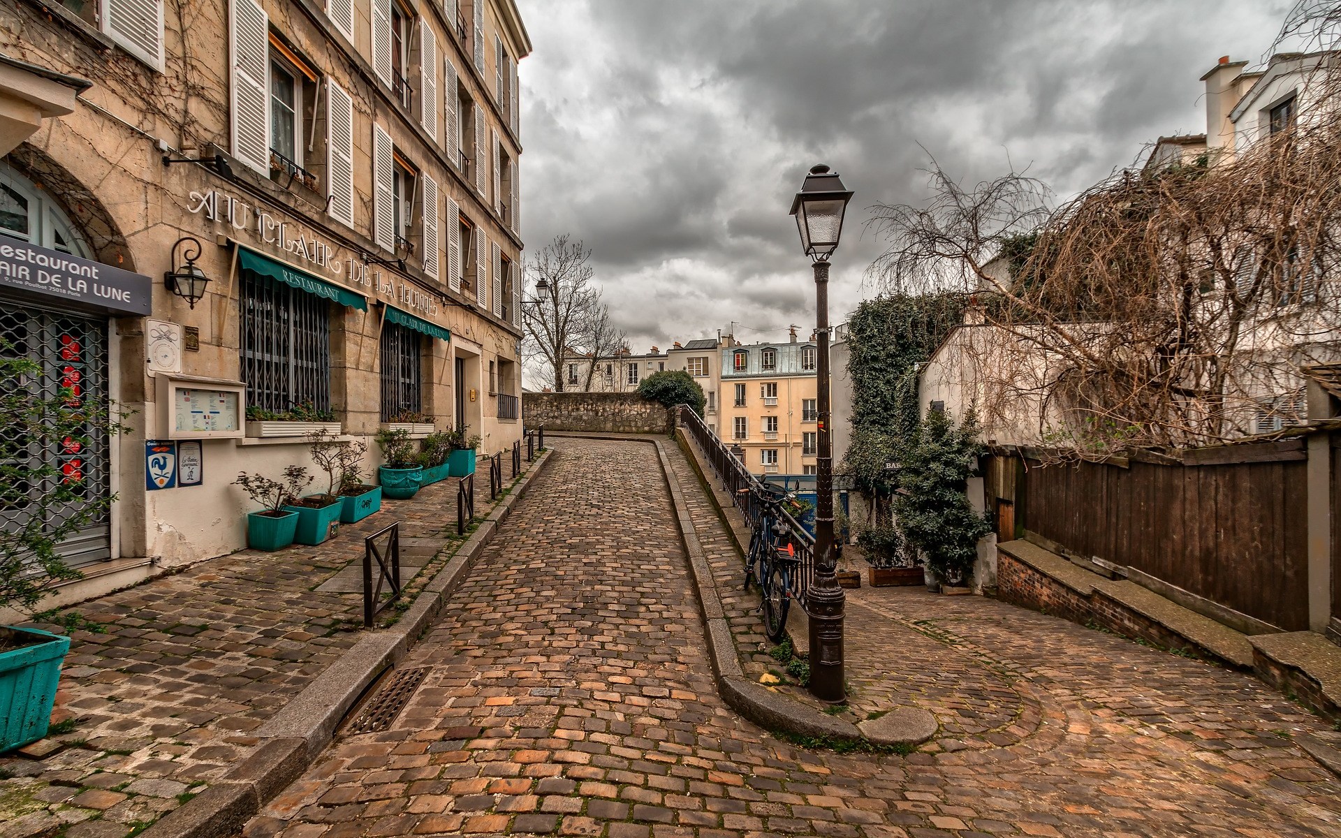 diverging path in Paris